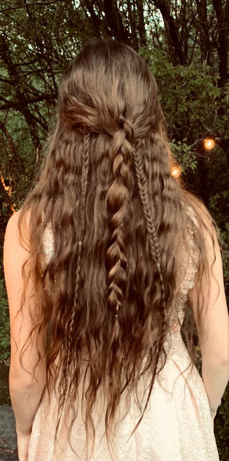 Hair Styles Aesthetic Braids, Bohemian Long Hairstyles, Braided Beach Hair, Long Hair Braids Aesthetic, Prom Hair For Wavy Hair, Long Hippy Hairstyles, Folklore Inspired Hairstyles, Beach Hair With Braids, Long Hair Small Braids