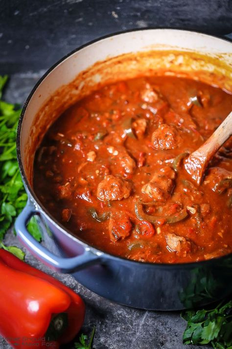 Dig into tender chunks of veal smothered in a rich tomato sauce with peppers in this hearty Italian classic. Veal Stew, Veal Recipes, Chilli Recipes, Peppers Recipes, Gifts For Coffee Lovers, Yummy Foods, Main Meals, Main Dish Recipes, Coffee Lovers