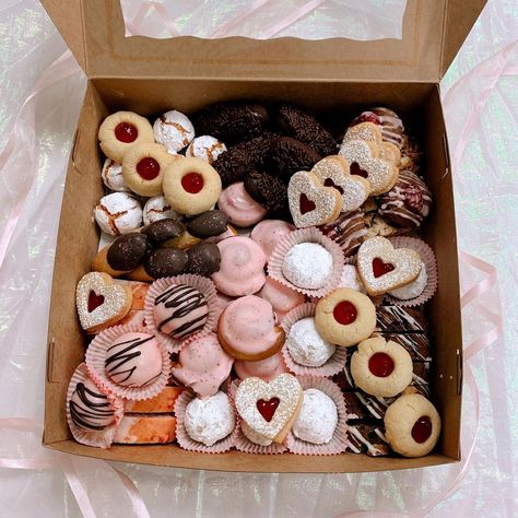 Valentine Cookie Box Ideas, Valentine Cookie Boxes, Valentines Pastry Box Ideas, Valentines Day Cookie Boxes, Valentines Cookie Packaging, Large Valentine Cookies, Valentine’s Day Cookie Box Ideas, Valentines Cookie Boquets, Romantic Food