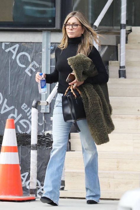 Jennifer Aniston Winter Style, Jennifer Anniston Style, Flare Jeans Outfit, Black Flare Jeans, Jennifer Aniston Style, Jenifer Aniston, Fall 2014 Fashion, Well Dressed Women, Smart Outfit