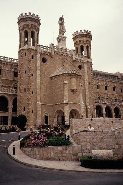 Terra Santa - Sagrada para as Três Maiores Religiões | Entre Polos Terra Santa, Santa Helena, Notre Dame, Photographer, Building, Travel