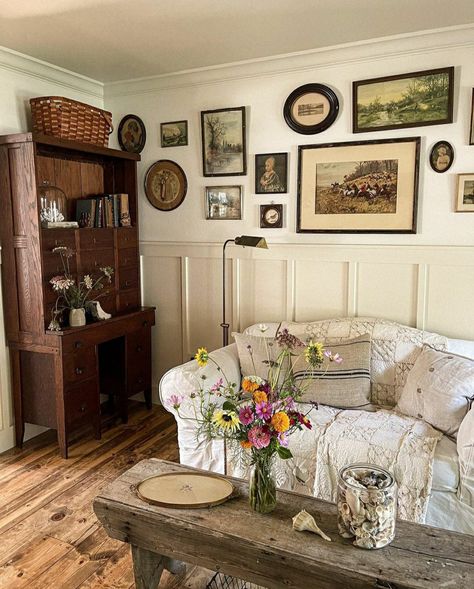 Vintage Home Aesthetic, Cottagecore Living Room Ideas, Salons Cottage, Cottagecore Living Room, Cottagecore Living, Casa Retro, Cottagecore Home, Cottage Living Rooms, Casa Vintage