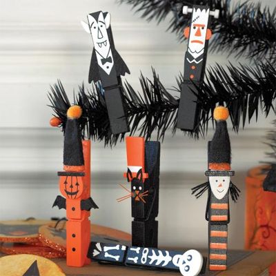 Halloween Clothespins Halloween Clothespin, Clothespin Art, Dekorasi Halloween, Christmas Clothespins, Manualidades Halloween, Clothes Pin Crafts, Halloween Craft, Halloween Trees, Halloween Ornaments