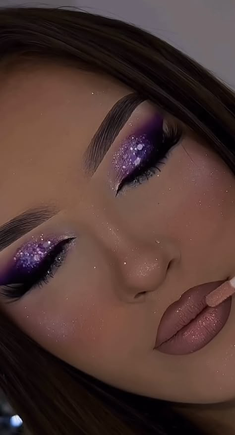 Quinceanera Makeup Purple, Purple And Silver Makeup, Light Purple Eye Makeup, Makeup For Festivals, Glitter Eye Looks, Makeup Lila, Makeup Looks Glitter, Lila Makeup, Makeup Morado