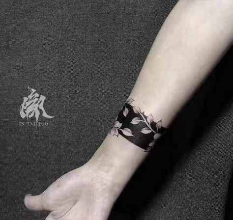 Tattoo Pols, Wrist Band Tattoo, Twin Tattoos, Tattoo 2024, Cuff Tattoo, Armband Tattoos, Forearm Band Tattoos, Ankle Tattoos, 3 Tattoo