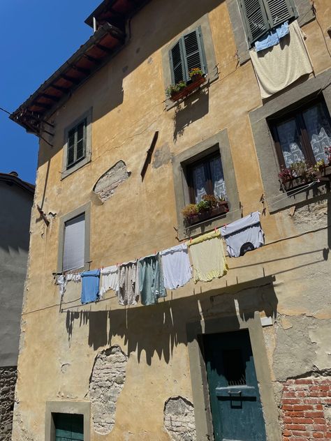 Old Italian Apartment, Italian Apartment, Building Green, Old Architecture, Green Front Doors, Stone Building, Yellow House, Yellow Houses, Architecture Old