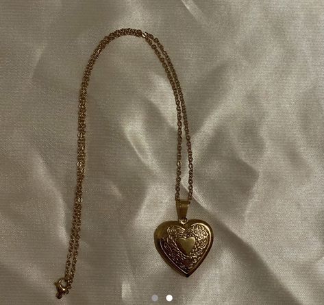 Golden Heart Necklace, Golden Locket, Golden Heart Locket, Era Medieval, I Love Gold, Books Ideas, Medieval Aesthetic, Gold Heart Locket, Heart Locket Necklace