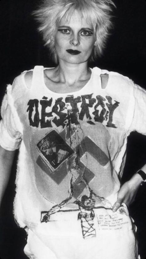 Freewave 3 Wallpaper, Vivienne Westwood Destroy Shirt, Vivienne Westwood Destroy, Punk Aesthetic Wallpaper, Vivienne Westwood Punk, Chicas Punk Rock, Vivian Westwood, Destroyed T Shirt, 70s Punk