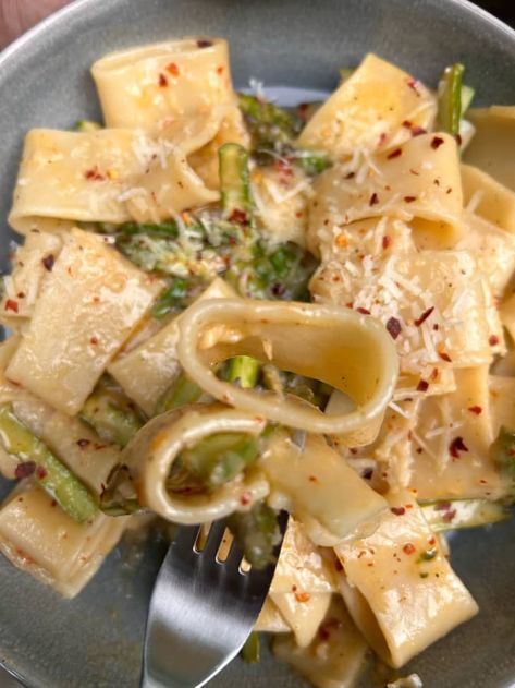 Asparagus And Feta Recipes, Creamy Lemon Asparagus Pasta, Asparagus Burrata Pasta, Asparagus Pea Pasta, Pasta Asparagus Recipes, Pasta Starters, Mushroom Asparagus Pasta, Asparagus Spaghetti, Recipe With Asparagus