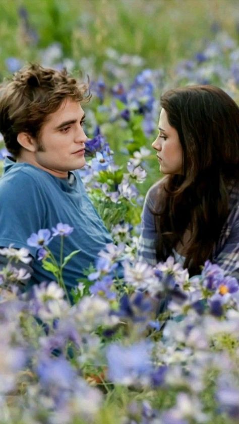 Bella Y Edward, Twilight Bella And Edward, Twilight Scenes, Kristen And Robert, Twilight Saga Series, Twilight Edward, Twilight Photos, Twilight Book, Edward Bella