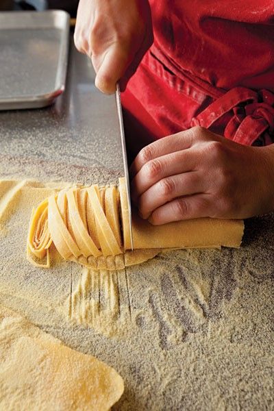 How To Make Foolproof Fettuccine Food Carts, Pasta Fatta In Casa, Homemade Noodles, Pasta Dough, Pasta Noodles, Fresh Pasta, Homemade Pasta, Linguine, Tortellini