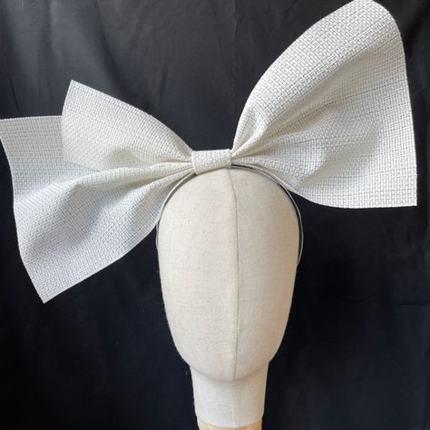 Luxury Fitted Fascinator With Bow, White Bow Fascinator For Wedding, White Party Fascinator, Elegant White Bow Fascinator, Luxury Avant-garde Party Fascinator, Horse Racing Fashion, Derby Headband, Summer Gingham, White Hair Bows