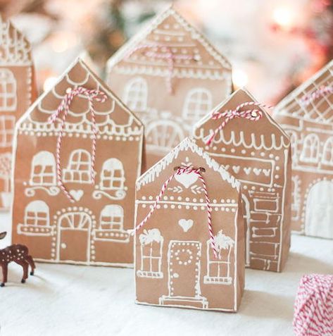 Gingerbread House DIY Treat Bags | Make these delicious DIY gift bags for Christmas <3 Diy Treat Bag, Diy Christmas Treats, Paper Bag Gift Wrapping, Christmas Treat Bags, Construction Paper Crafts, Gift Bags Diy, Diy Treats, Cool Paper Crafts, Christmas Gingerbread House