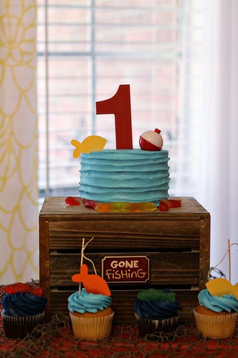 Ofishally One Smash Cake, Birthday Cake Fish, The Big One Fishing Birthday, Cake Birthday Boy, Fishing Themed Birthday Party, 4de Verjaardag, Officially One, Baby Boy Birthday Cake, Fishing Birthday Party