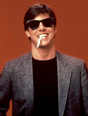 Tom cruise rocking the classic wayfarers Movies For Sleepovers, Joel Goodson, 90s Fashion Male, Tom Cruise Risky Business, 90s Fashion Guys, Young Tom Cruise, Desperately Seeking Susan, Musica Disco, 80s Sunglasses