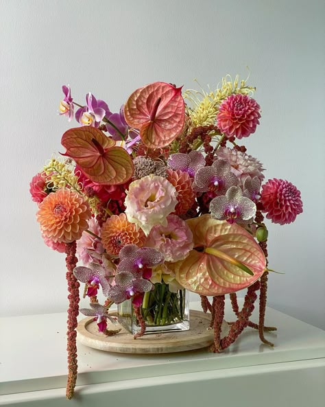 Feels like summer 🥵🌸🌞🌼🧡 Avant Garde Flowers, Wedding Florals Orange, Different Flower Arrangements, Flower Arrangements Summer, Whimsical Floral Arrangements, Wedding Inspiration Flowers, Wedding Decoration Flowers, Vase Flower Arrangements, Floral Therapy