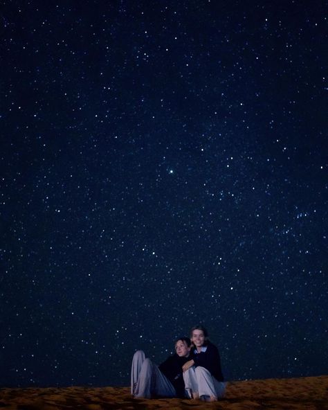 Rooftop Stargazing Aesthetic, Lovers Stargazing, Two People Stargazing, Couples Looking At The Stars, Couple Looking At The Stars Aesthetic, Friends Stargazing, Night Sky Photography, Under The Stars, Night Aesthetic