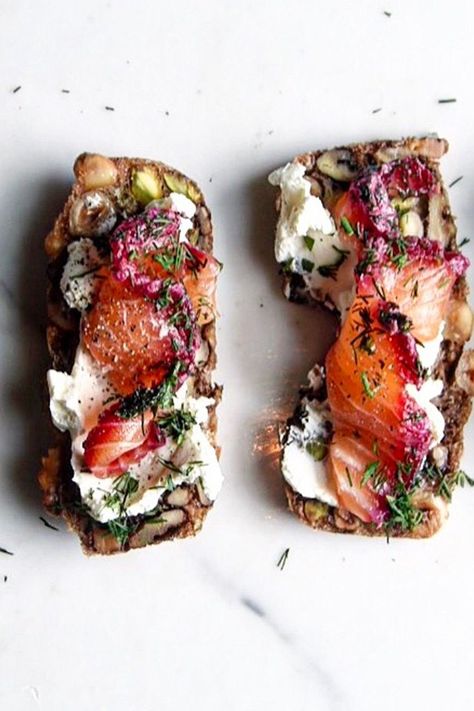 Salmon Bruschetta, Hosting Recipes, Easy French Recipes, Salmon Sandwich, Smoked Salmon Recipes, Salmon Dishes, Brunch Dishes, Smoked Food Recipes, Smoked Salmon