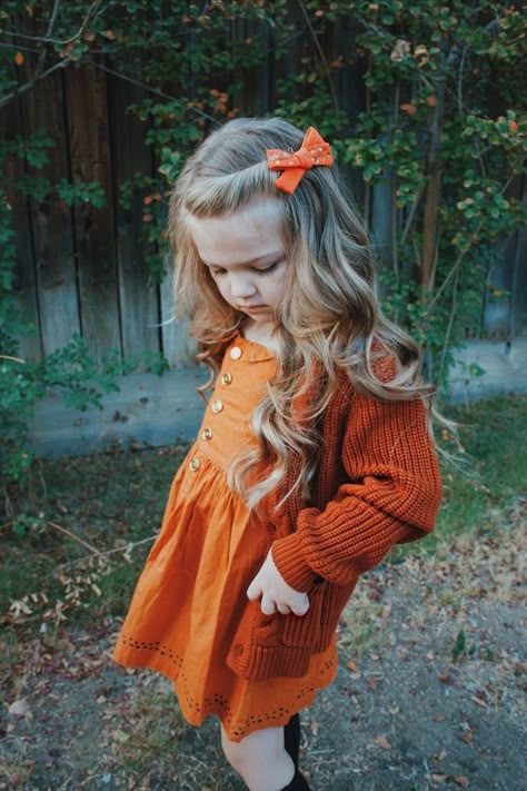 orange-dress-cardigan-bow-blonde-hair-braid-hairstyles-for-kids-wavy-hair Toddler Haircuts, Easy Little Girl Hairstyles, Hair Orange, Kids Curly Hairstyles, New Short Hairstyles, Orange Cardigan, Hairstyles Kids, Kids Hair Cuts