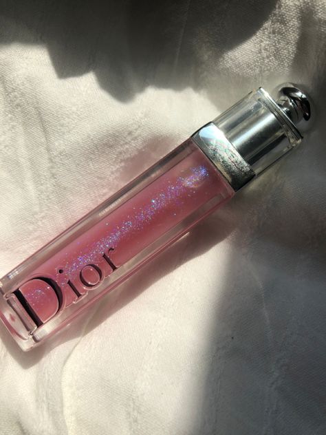 Gloss Da Dior, Dior Lip Gloss Aesthetic, Dior Lipgloss Aesthetic, Dior Lippies, Dior Makeup Products, Dior Makeup Aesthetic, Dior Gloss, Lipgloss Aesthetic, Dior Lip Gloss