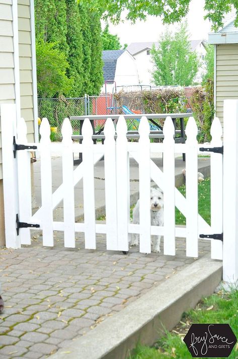 DIY+White+Picket+Fence+Gate Diy White Picket Fence, Picket Fence Gate, Picket Gate, Wood Picket Fence, Fence Doors, Fencing Ideas, Pallet Fence, White Fence, Horizontal Fence