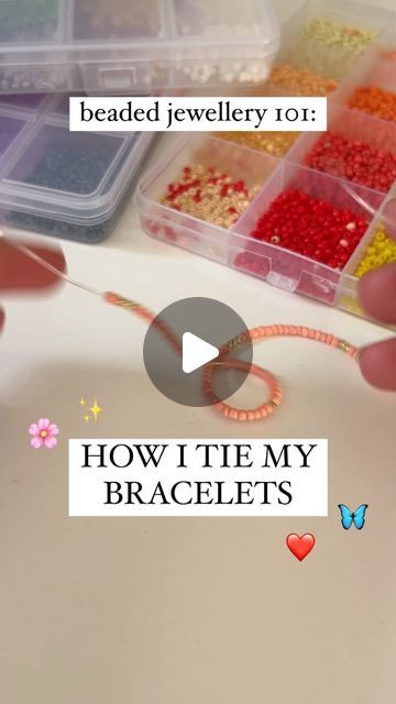 Tying Beaded Bracelet, Friendship Bracelets Seed Beads, Tiny Bead Ideas, Pretty Beaded Bracelets Diy, Bead Chain Ideas, Bracelet Inspo Seed Beads, How To Tie Beaded Bracelets, Beaded Bracelets Diy Tutorials, Bracelet Packaging Ideas Diy