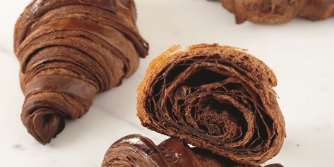 Chocolate croissants Chocolate Crossaints, Notion Recipes, Old Fashioned Bakery, French Bread Recipes, Puff Pastry Croissant, Chocolate Croissant Recipe, Pastry Croissant, French Croissants, Croissants Recipe