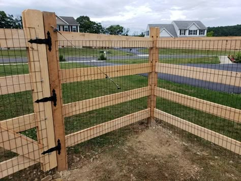 Beautiful wood slip board fence 5' high with weld wire mesh installed in Walnutport, PA by Ryan & his crew from #triborofence #woodfence Wood And Welded Wire Fence, Wooden Fence With Wire, Box Wire Fence Diy, 5 Ft Fence Ideas, Best Fence For Dogs, Easy Diy Fence Cheap, Wood Fence With Wire Mesh, Farm Style Fence, Country Fence Ideas