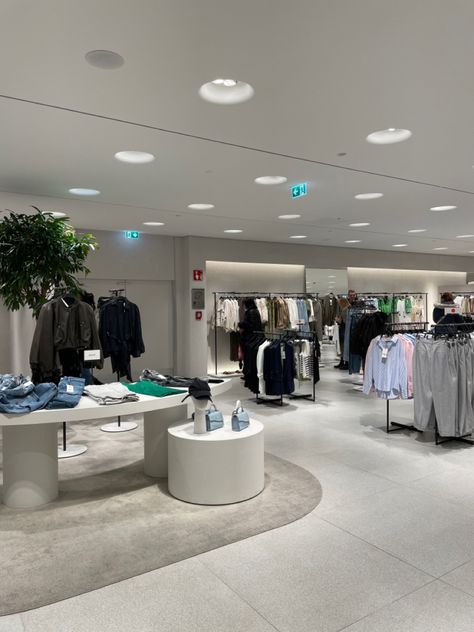 Zara Interior Store, Cloth Shop Interior Design Retail, Boutique Office Design, Clothing Shop Interiors, Clothing Store Interior Design, Clothes Shop Design, Luxury Clothing Store, Store Plan, Shoe Store Design