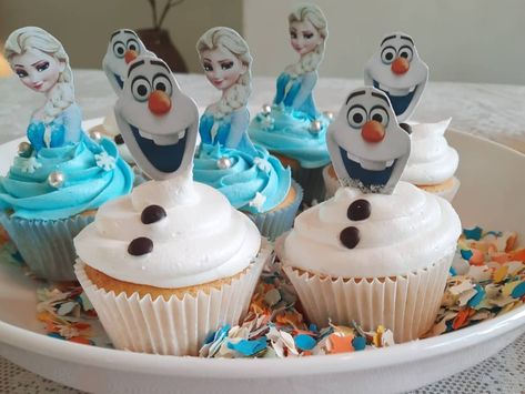 Elsa Cupcakes Ideas, Elsa Cupcakes, Candy Bar Frozen, Olaf Cupcakes, Cupcakes Frozen, Frozen Party Food, Frozen Themed Birthday Cake, Pastel Frozen, Elsa And Olaf