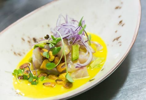 Ceviche de corvina con ají amarillo, aguacate y kikos | Gastronosfera Mexican Seafood, Restaurant Plates, Modernist Cuisine, Ceviche Recipe, Beef Fillet, Peruvian Cuisine, Cod Recipes, Peruvian Recipes, Food Presentation