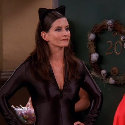 13 Last-Minute 2017 Cat Halloween Costume Ideas That Are Actually Unique Monica Geller Friends, Monica Friends, Monica Gellar, Catwoman Cosplay, Friends Outfits, Courtney Cox, Hallowen Costume, Ross Geller, Friends Cast