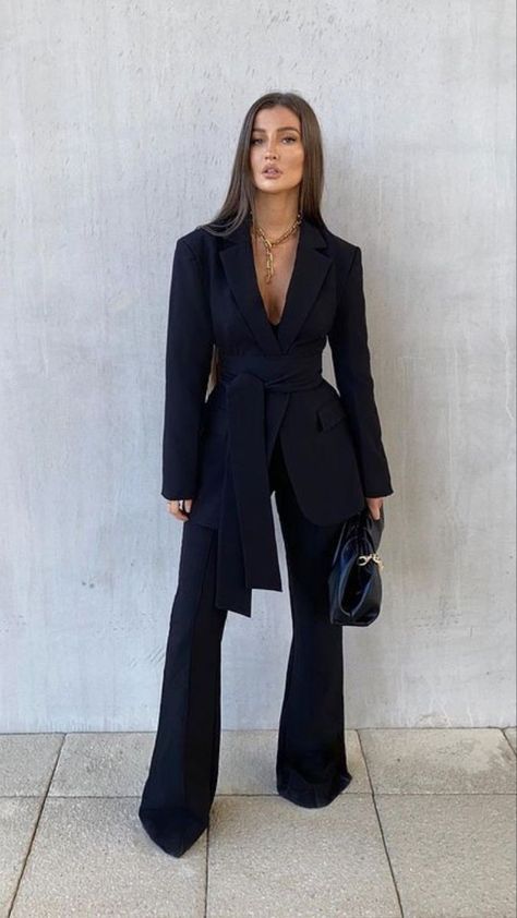 Elegant Formal Suits For Women, Airport Outfit Elegant, Buissnes Casual Outfit Woman, Queen Of The South Outfits, Suit Look Women, James Bond Theme Party Outfit Women, Black Trousers Outfit Party, Big Arms Outfit, Female Mafia Boss Outfit