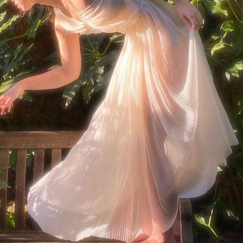 Profile Love, The Seven Year Itch, Era Victoria, Seven Year Itch, Ethereal Aesthetic, Fotografi Vintage, White Halter Dress, Fairy Aesthetic, Iconic Dresses