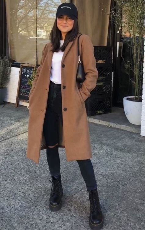 Mid Size Wardrobe, Tan Duster Outfit, Transitional Winter Spring Outfits, Travel Coat, Casual Chique Stijl, Outfit Botas, Thanksgiving Outfit Ideas, Cute Thanksgiving Outfits, Thanksgiving Outfit Women