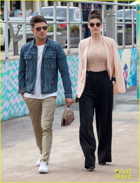 Jude Law Style, Trucker Jacket Outfit, Zac Efron Style, Couple Photoshoot Outfits, Alexandria Daddario, Couple Fits, Zac Efron, Alexandra Daddario, Bondi Beach