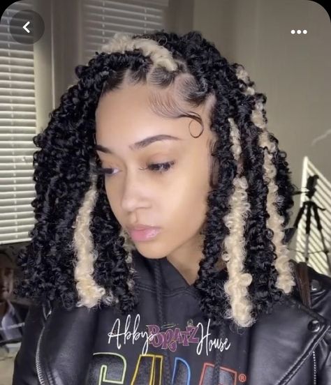 Butterfly Locs With Blonde Highlights, Butterfly Locs With Color Blonde, Butterfly Locs Black And Blonde, Black And Blonde Butterfly Locs, Braid Parts, Weave Hairstyles Braided, Short Box Braids Hairstyles, Butterfly Locs, Birthday Hairstyles