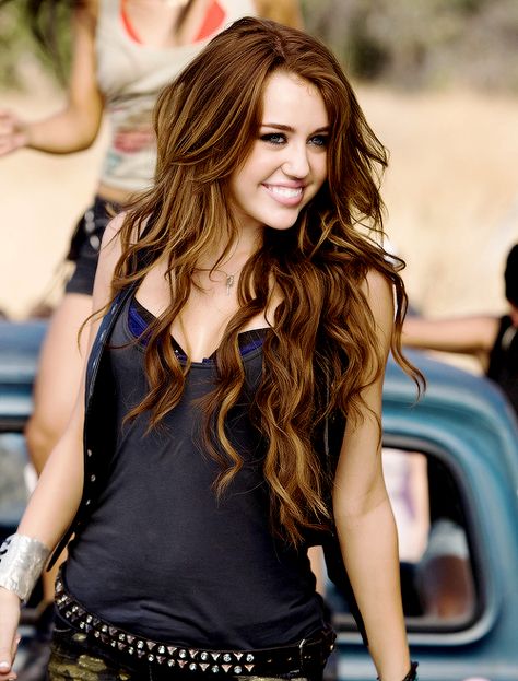 Miley Cyrus well.... it all went downhill from here.... Miley Cyrus Hair, Pinterest Hair, Hannah Montana, Hair And Beauty, Vanessa Hudgens, Long Hairstyles, Hair Envy, Hair Dos, Hair Color Ideas