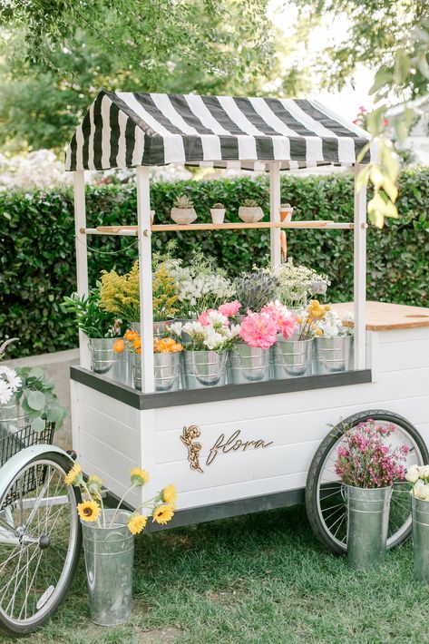 Flora Flower Cart - Selling make your own bouquets around California How To Build A Flower Cart, Diy Flower Cart Ideas, Mobile Flower Cart, Diy Flower Cart With Wheels, Flower Cart Ideas, Flower Carts Display Ideas, Flower Stand Ideas Farmers' Market, Cut Flower Stand, Flower Market Party