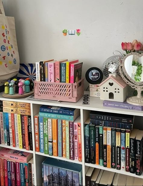 Square Bookshelf Decor, Small Aesthetic Bookshelf, Cube Shelf Decor Bedroom Aesthetic, Cube Bookshelf Aesthetic, Fandom Bedroom Aesthetic, Mini Bookshelf Aesthetic, Athstetic Bookshelf, Book Corner Ideas Bedroom, Bookshelves Aesthetic