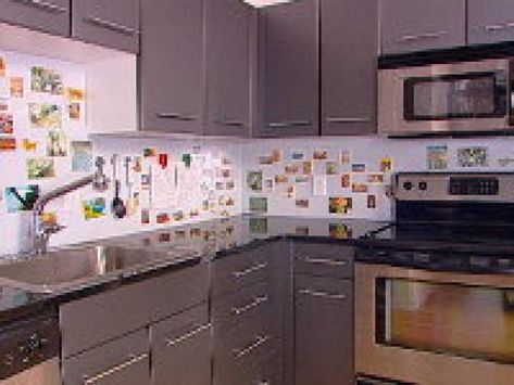 Give your kitchen a fun and functional look by adding personalized magnets to reflect any decor. Slate Backsplash, Best Countertops, Penny Backsplash, Backsplash Cheap, Countertop Choices, Hgtv Kitchens, Backsplash Patterns, Shiplap Backsplash, Mosaic Backsplash Kitchen