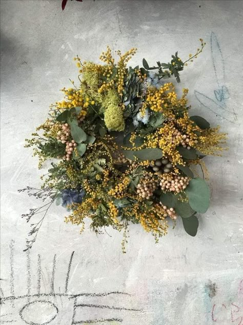 Dried Hanging Flowers, Mimosa Wreath, Dried Flower Installation, Foraged Wreath, Wreath Photography, Boho Wreaths, Wreath Dried Flowers, Dried Floral Wreath, Table Wreath