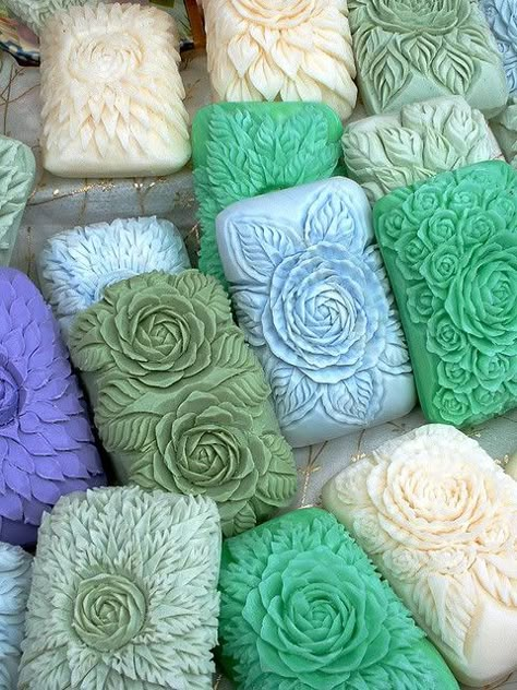 Savon Diy, Pretty Soap, Soap Carving, Soap Recipes, Diy Soap, Soap Molds, Home Made Soap, Handmade Soaps, Handmade Soap