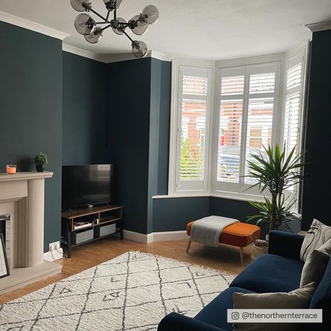 Dark Blue Living Room, Victorian Living Room, Dark Blue Walls, Dark Living Rooms, House Makeover, Cosy Living Room, London House, Living Room Green, Blue Living Room