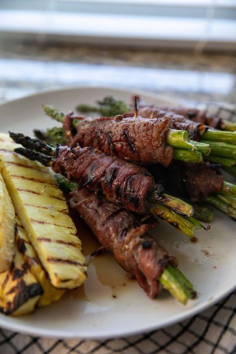 Macro Friendly Grilled Beef & Asparagus Roll-Ups Grilled Steak And Asparagus, Steak Asparagus Roll Ups, Beef Wrapped Asparagus, Steak Wrapped Asparagus, Beef Bottom Round Steak, Beef Roll Ups, Asparagus Rolls, Asparagus Wraps, Steak Wraps