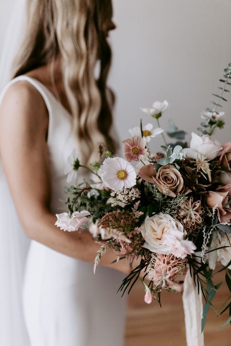 Cosmos Bouquet, Bridal Bouquet Spring, Neutral Wedding Flowers, Rustic Wedding Bouquet, Wedding Place Settings, Wedding Flowers Summer, Wedding Flower Ideas, Neutral Wedding, Floral Arrangements Wedding