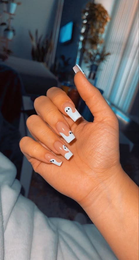 Halloween Acrilyc Nail Ideas, Black And White Halloween Acrylic Nails, Ghost French Tip Nails Square, Cute Halloween Nails Acrylic Simple, Halloween Frenchies Nails, Halloween Nail Designs French Tip, Ghost French Nails, White Tip Halloween Nails, White French Tip Halloween Nails