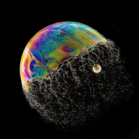 Popping bubble-cool! Bubble Photography, Bubbles Photography, High Speed Photography, Speed Photography, Bubble Art, Water Bubbles, Blowing Bubbles, Soap Bubbles, Shutter Speed