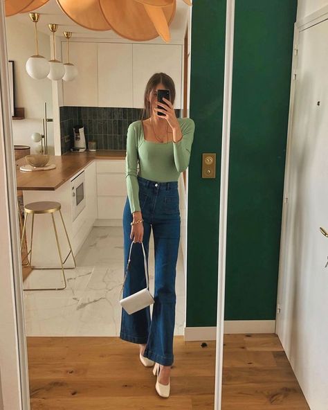 Here's How French Girls Are Wearing the Anti–Skinny Jean Trend #styletrend #styletip #ootd Trendy Outfits 2020, Flare Jeans Outfit, Stile Casual Chic, Pinterest Trends, Jeans Trend, Looks Jeans, Looks Party, French Girls, Outfit Jeans