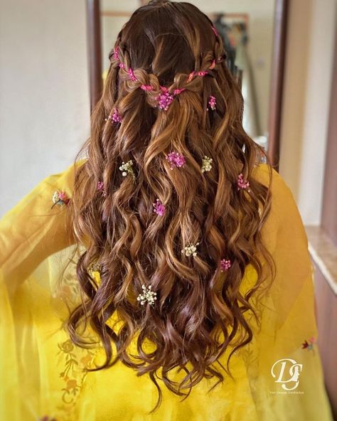 Long Hair Bridal Styles, Long Hair Bridal, Mehndi Hairstyles, Hair Style On Saree, Mehendi Ceremony, Formal Hairstyles For Long Hair, Breath Flowers, Engagement Hairstyles, Bridal Styles